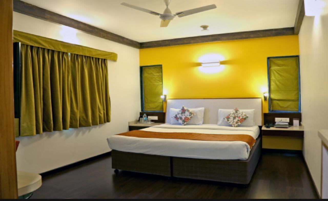 Hotel Vrishali Executive Kolhapur Exteriör bild
