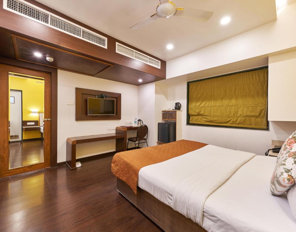 Hotel Vrishali Executive Kolhapur Exteriör bild