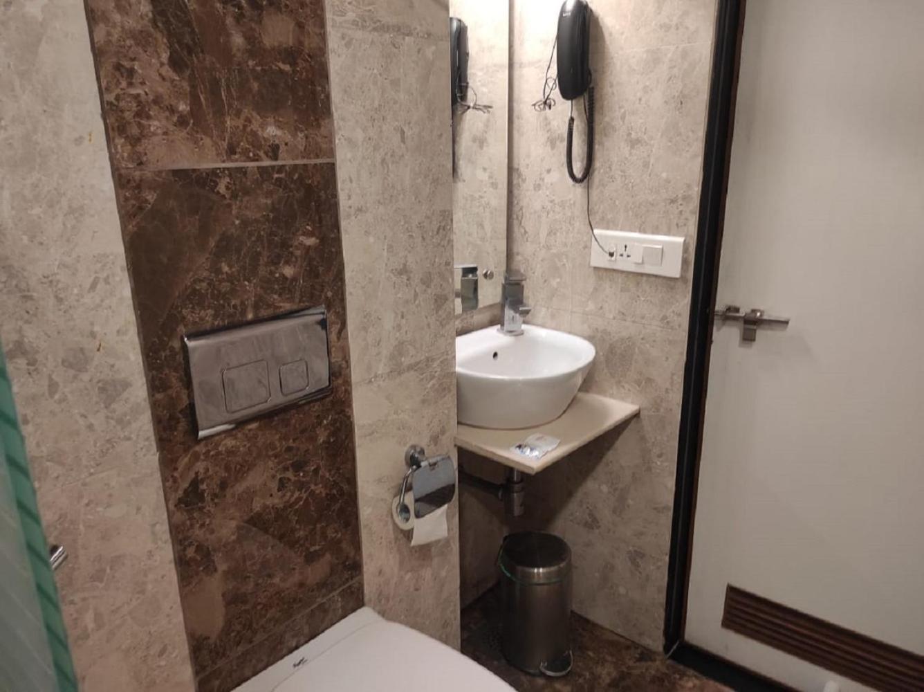 Hotel Vrishali Executive Kolhapur Exteriör bild