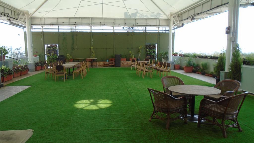 Hotel Vrishali Executive Kolhapur Exteriör bild