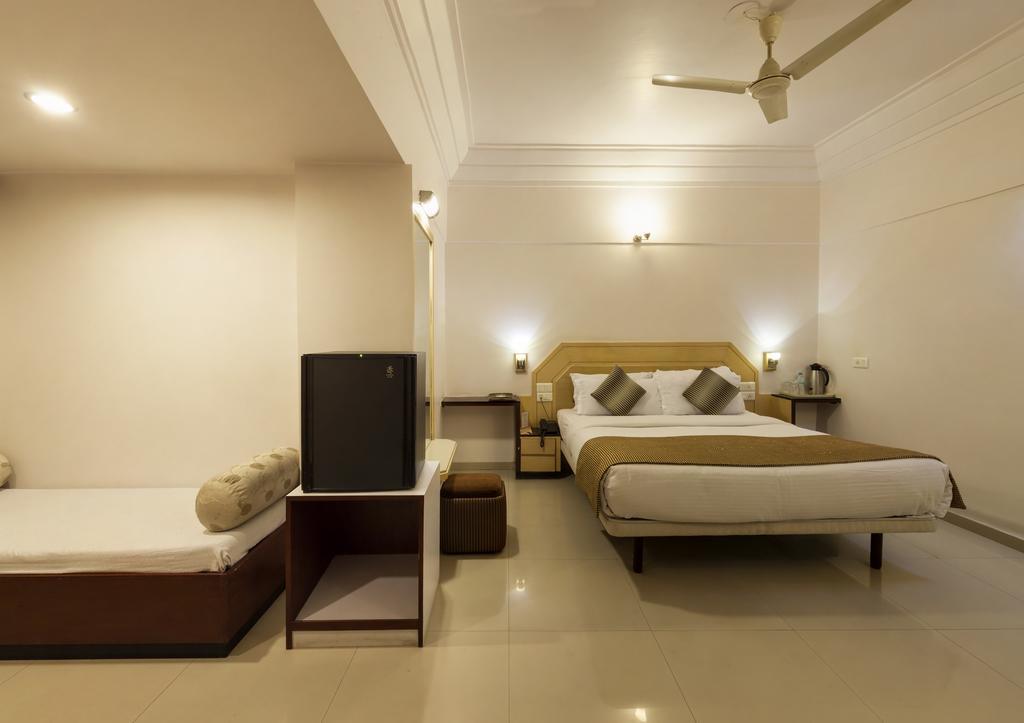 Hotel Vrishali Executive Kolhapur Exteriör bild